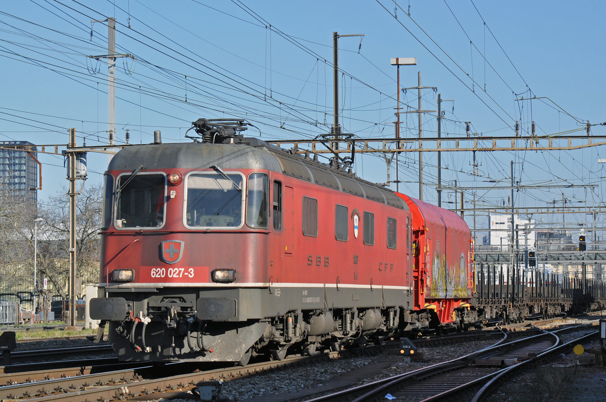 Re 620 027-3 durchfährt den Bahnhof Pratteln. Die Aufnahme stammt vom 13.02.2018.