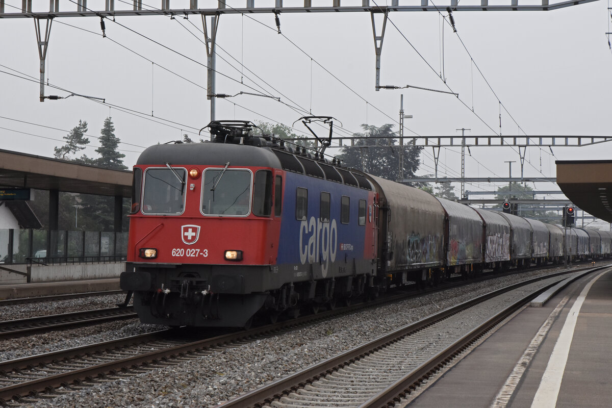 Re 620 027-3 durchfährt den Bahnhof Rupperswil. Die Aufnahme stammt vom 10.06.2021.