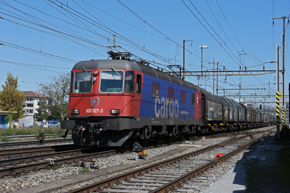 Re 620 027-3 durchfährt den Bahnhof Pratteln. Die Aufnahme stammt vom 27.04.2022.