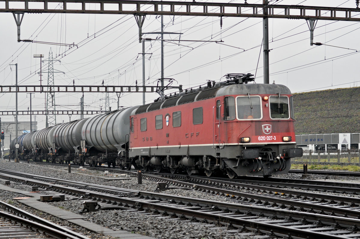 Re 620 027-3 durchfährt solo den Bahnhof Pratteln. Die Aufnahme stammt vom 20.12.2017.