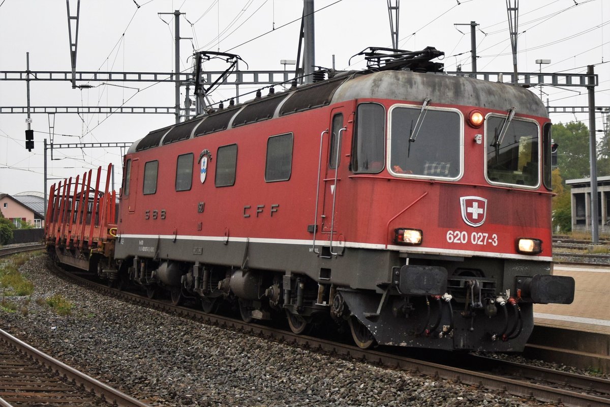 Re 620 027-3  Luterbach-Attisholz  bei der Durchfahrt in Brugg am Morgen des 24.09.2019.