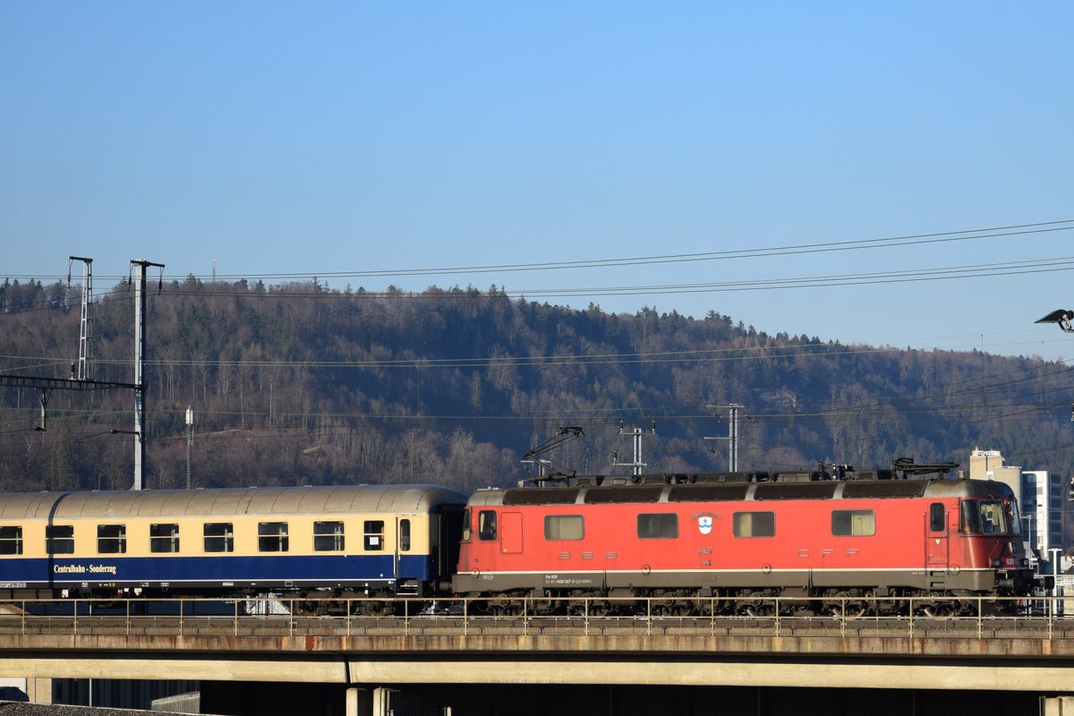 Re 620 027-3  Luterbach-Attisholz  wieder einmal mit einem Personenzug, mit dem  Centralbahn-Sonderzug  am 14.02.2018 in Brugg in Richtung Othmarsingen. Leider hat es nicht für einen besseren Fotostandort gereicht, da der Zug mich überrascht hat, war aber das Highlight des Tages!