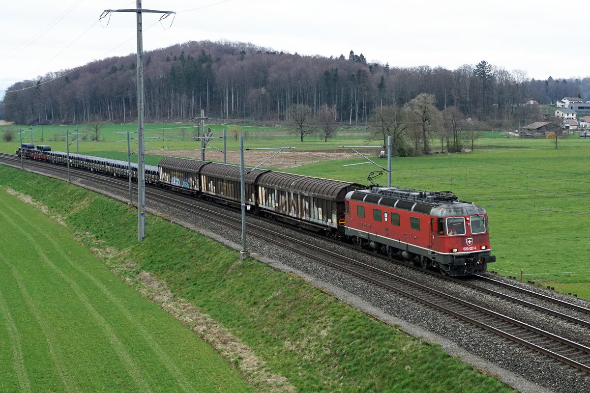 Re 620 027-3  LUTERBACH-ATTISHOLZ .
Am 30. März 2020 konnte sie mit dem Drahtzug bei Bollodingen auf der Fahrt von Langenthal nach Sumiswald beobachtet werden.
Foto: Walter Ruetsch