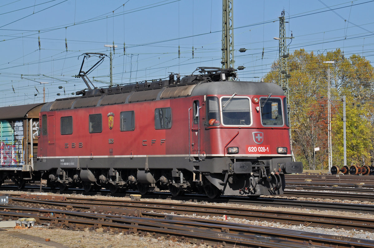 Re 620 028-1 durchfährt den Badischen Bahnhof. Die Aufnahme stammt vom 31.10.2017.