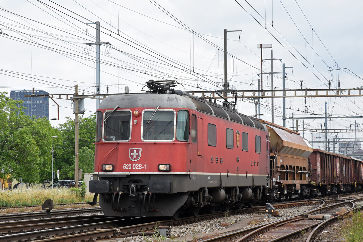 Re 620 028-1 durchfährt den Bahnhof Pratteln. Die Aufnahme stammt vom 25.06.2018.
