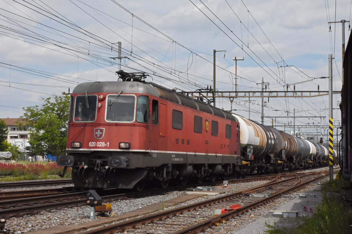 Re 620 028-1 durchfährt den Bahnhof Pratteln. Die Aufnahme stammt vom 26.05.2020.