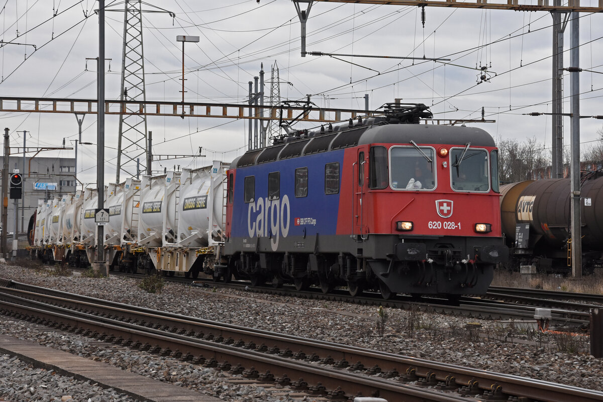 Re 620 028-1 durchfährt den Bahnhof Pratteln. Die Aufnahme stammt vom 17.01.2022.