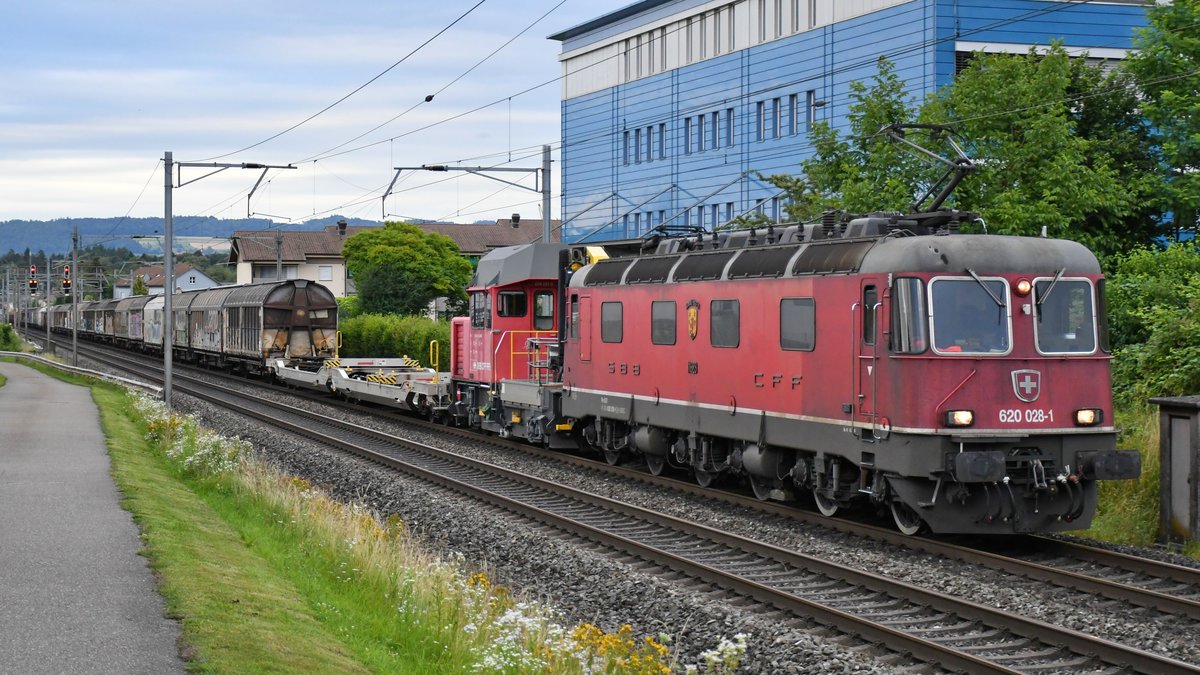 Re 620 028-1  Konolfingen  ist am Abend des 02.07.2020 aus dem RBL in Richtung Basel unterwegs und wurde wegen einer Sperre zwischen Turgi und Brugg via Heitersberg umgeleitet, aufgenommen kurz vor Othmarsingen.
