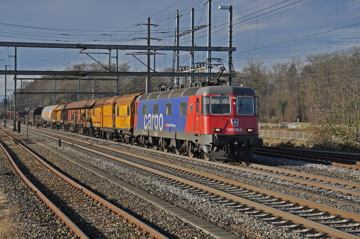 Re 620 029-9 durchfährt den Bahnhof Möhlin. Die Aufnahme stammt vom 14.12.2020.