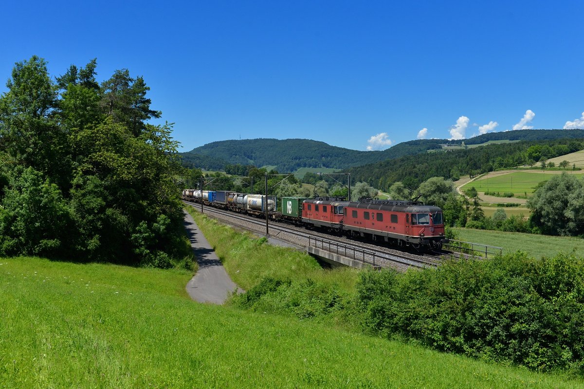 Re 620 029 und eine Re 420 mit einem KLV am 23.06.2016 bei Zeihen.