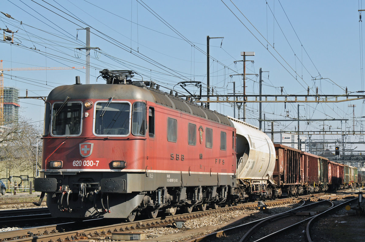 Re 620 030-7 (11630) durchfährt den Bahnhof Pratteln. Die Aufnahme stammt vom 27.02.2017.
