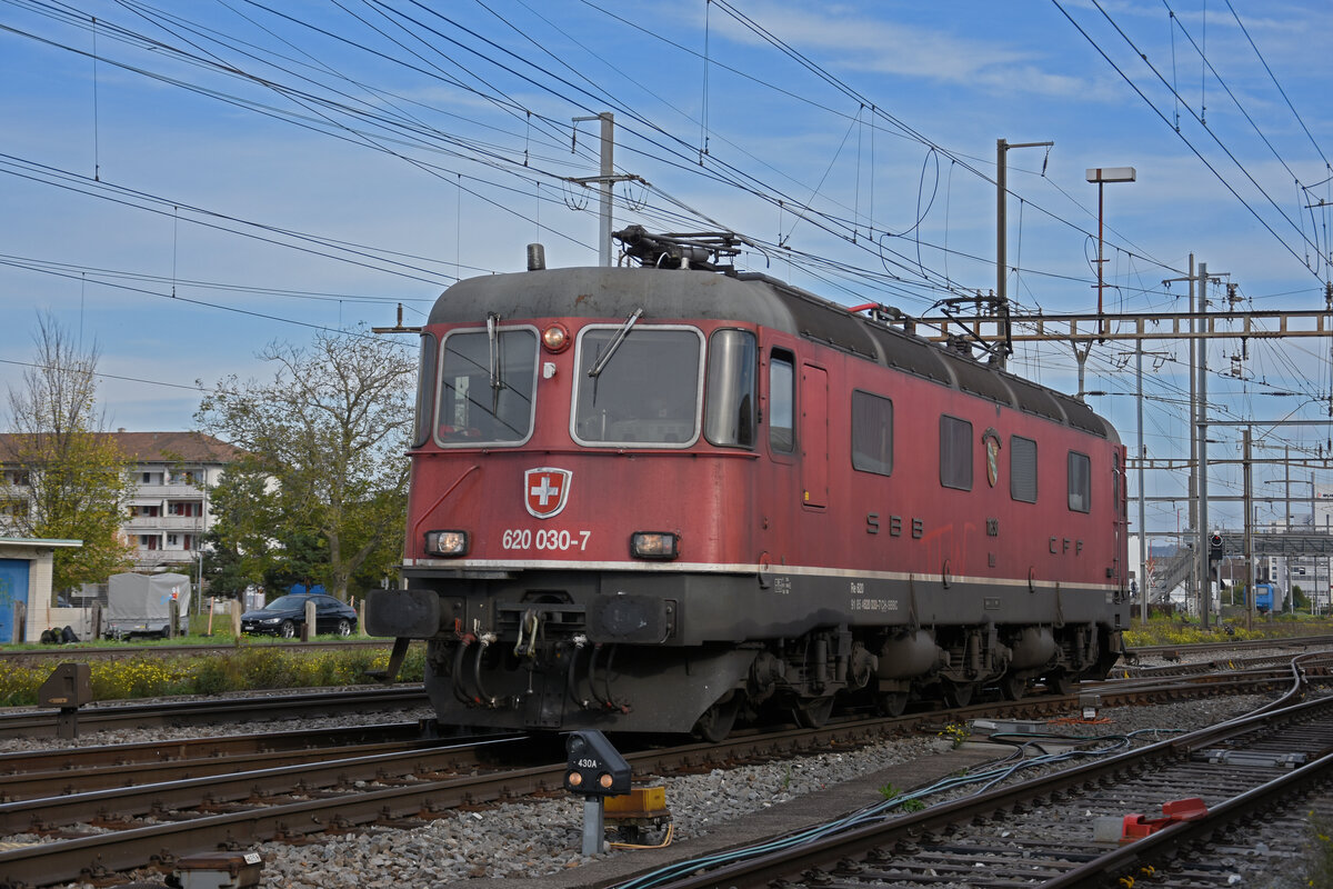 Re 620 030-7 durchfährt am 19.10.2022 solo den Bahnhof Pratteln.