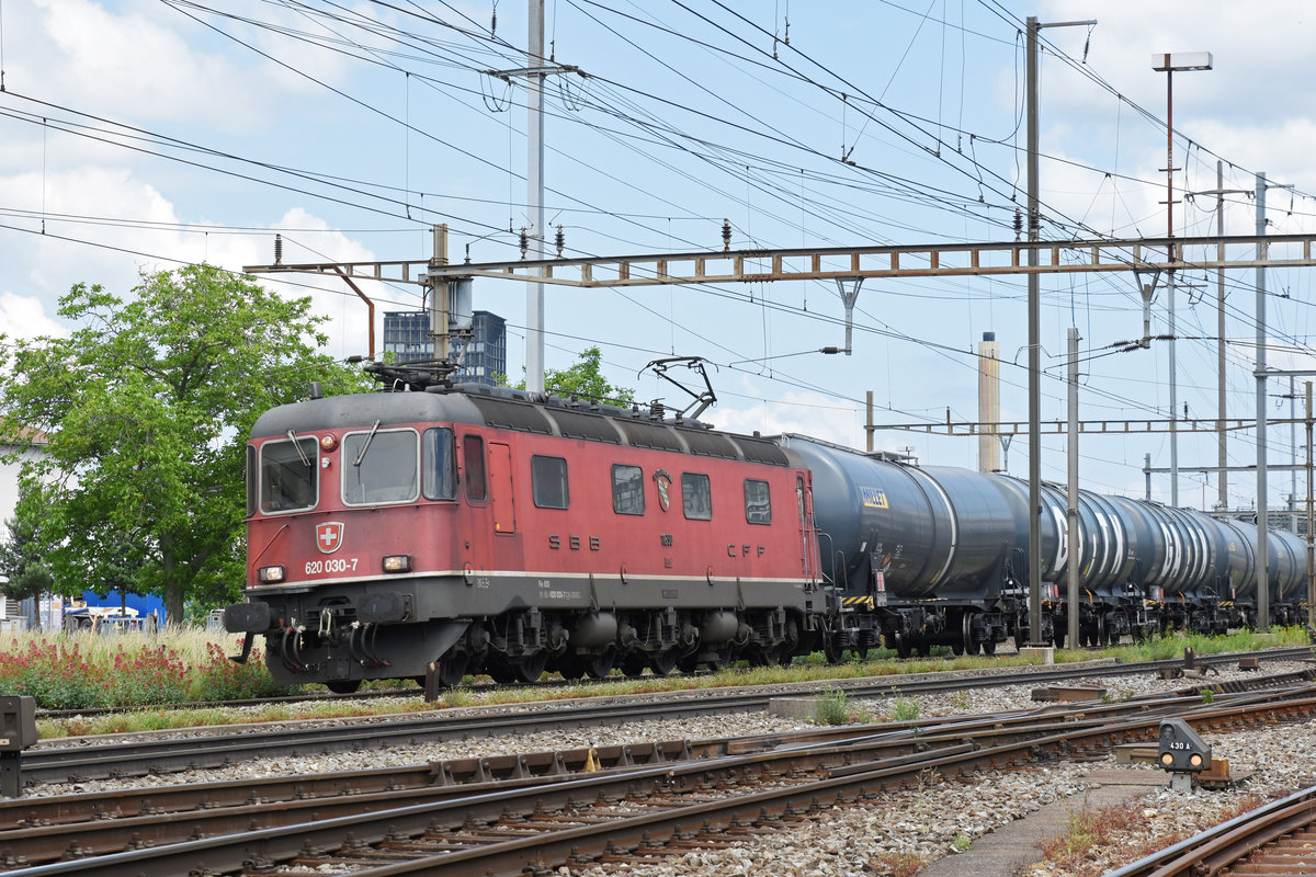 Re 620 030-7 durchfährt den Bahnhof Pratteln. Die Aufnahme stammt vom 01.06.2018.