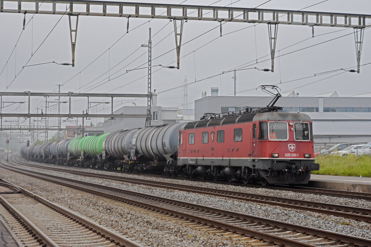 Re 620 030-7 durchfährt den Bahnhof Rupperswil. Die Aufnahme stammt vom 10.06.2021.