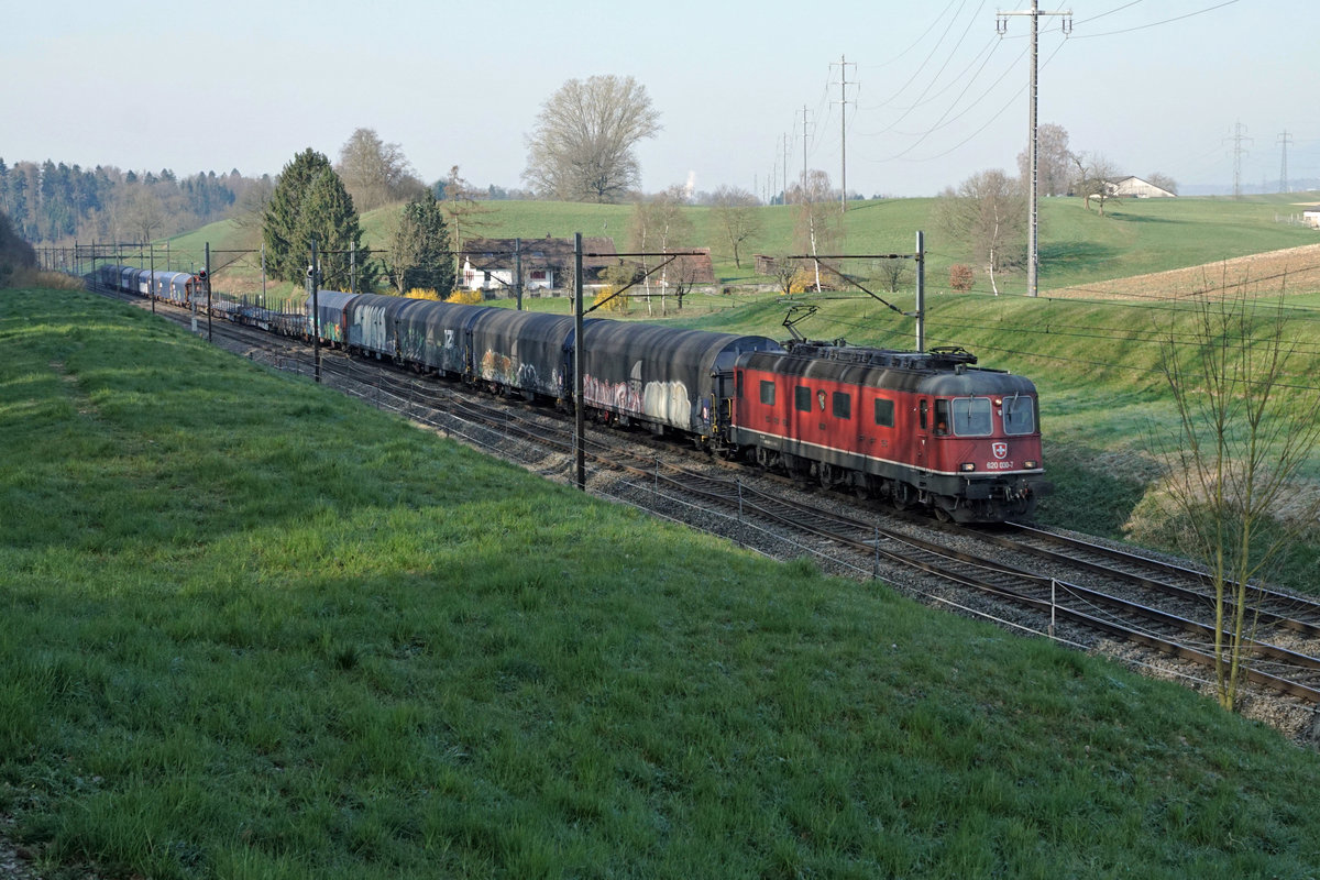 Re 620 030-7  HERZOGENBUCHSEE 
als 62131 GLF-RBL
zwischen Wangen an der Aare und Niederbipp am 26. März 2020.
Foto: Walter Ruetsch