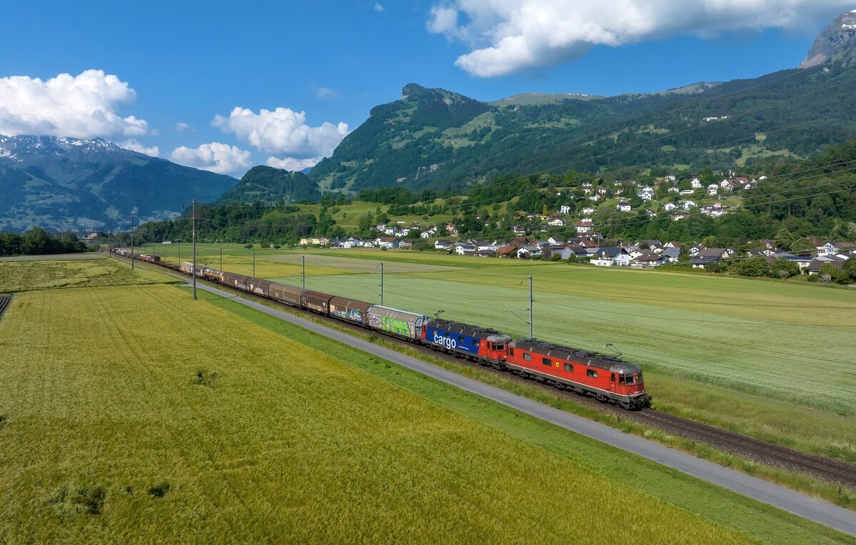 Re 620 031 + Re 620 xxx mit einem Güterzug am 06.06.2023 bei Weite.