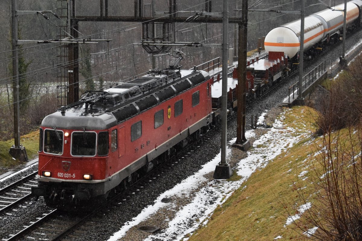 Re 620 031-5  Dulliken  kämpft sich am 11.12.2017 durch den wirklich heftigen Schneeregen auf der Bözberglinie in Richtung Brugg und wird gleich in den Villnacherntunnel einfahren.