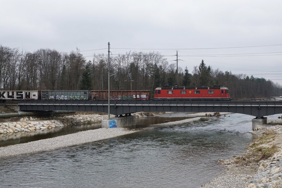 Re 620 031-5  Dulliken  mit Schrottzug beim Passieren der Emmenbrücke Zuchwil am 5. März 2021.
Foto: Walter Ruetsch