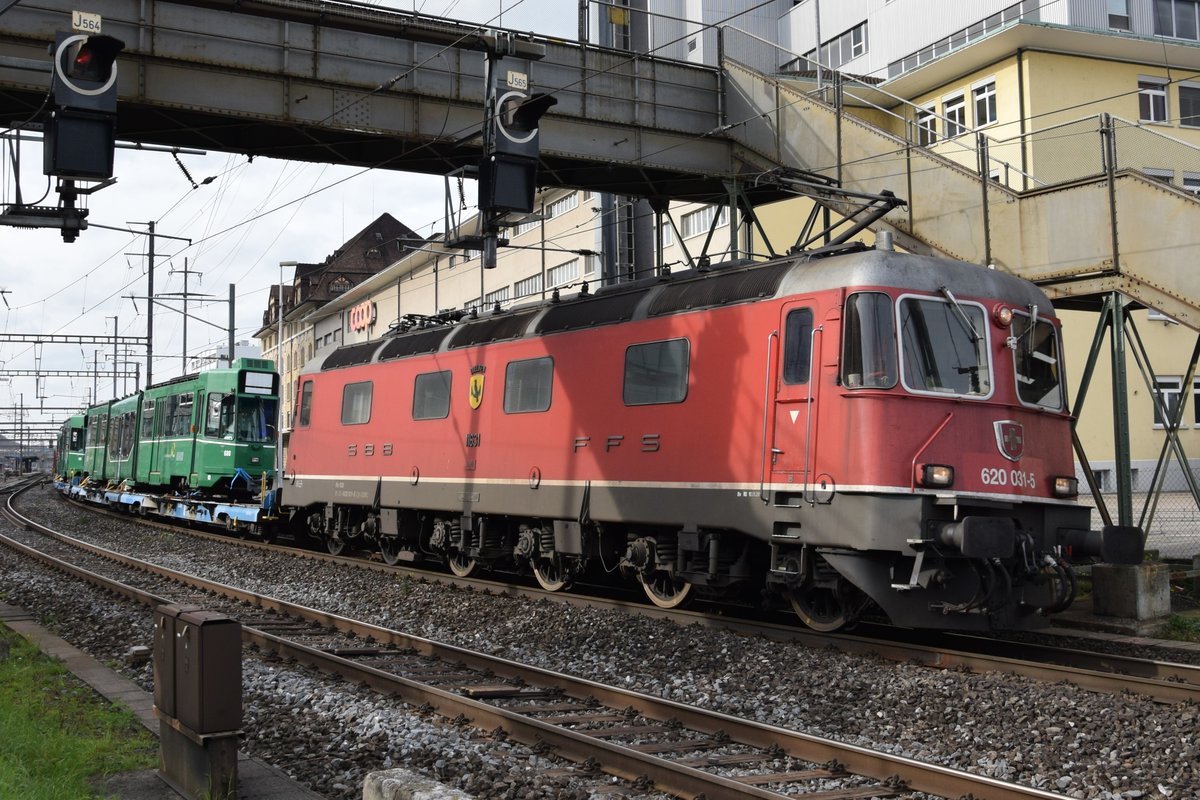 Re 620 031-5  Dulliken  zieht am 02.11.2017 ihren Güterzug durch Pratteln Richtung Bözberg. Mit dabei ein paar Basler  Drämmli , welche auf dem Weg Richtung Sofia sind. Aufgenommen im Bereich zwischen der Streckenteilung, frei zugänglich von der Fussgängerbrücke.
