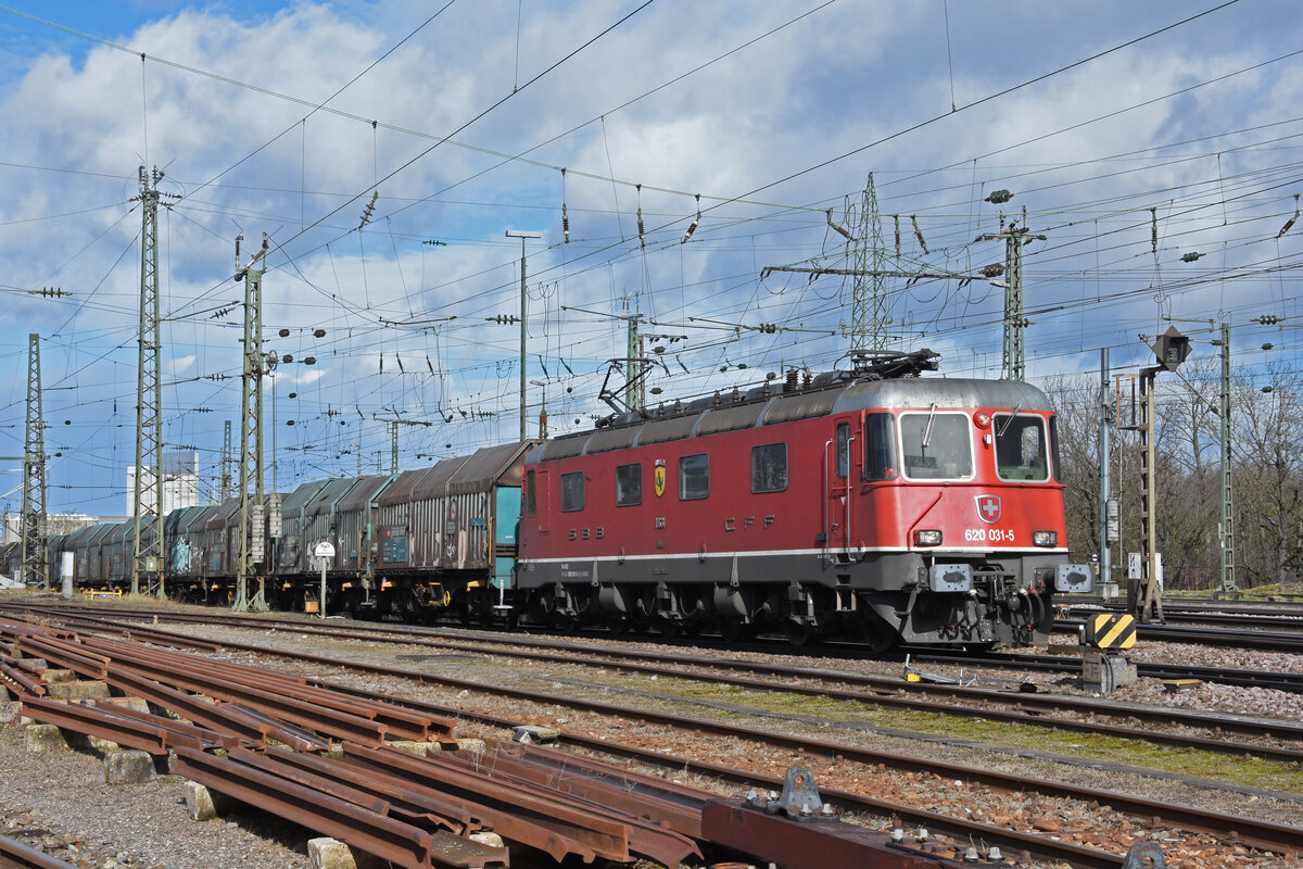 Re 620 031-5 durchfährt den badischen Bahnhof. Die Aufnahme stammt vom 17.02.2022.