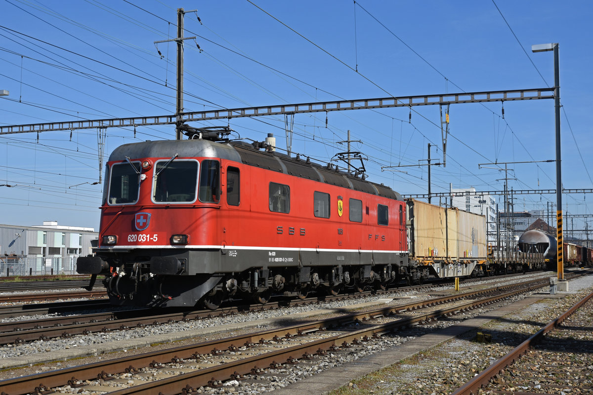 Re 620 031-5 durchfährt den Bahnhof Pratteln. Die Aufnahme stammt vom 21.03.2019.
