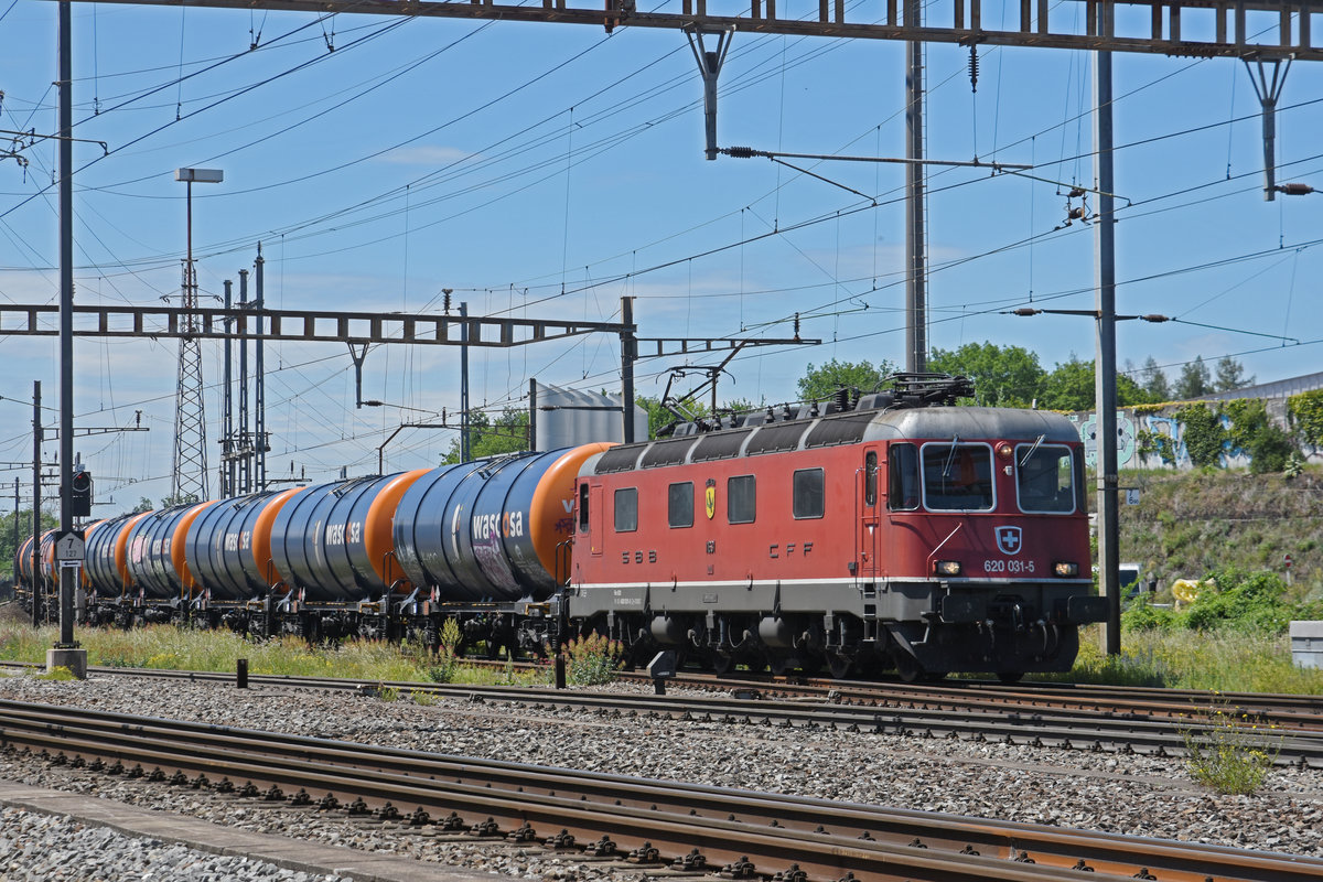 Re 620 031-5 durchfährt den Bahnhof Pratteln. Die Aufnahme stammt vom 12.06.2020.