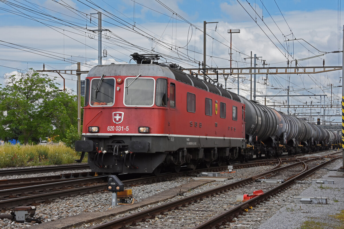 Re 620 031-5 durchfährt den Bahnhof Pratteln. Die Aufnahme stammt vom 01.07.2021.