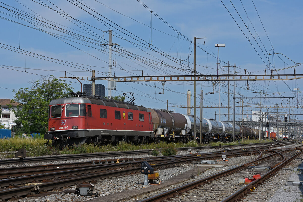 Re 620 031-5 durchfährt den Bahnhof Pratteln. Die Aufnahme stammt vom 23.07.2021.