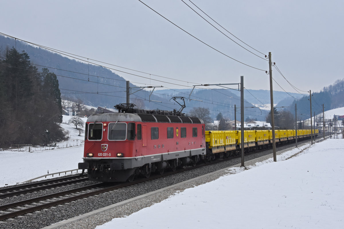 Re 620 031-5 fährt Richtung Bahnhof Gelterkinden. Die Aufnahme stammt vom 15.02.2021.