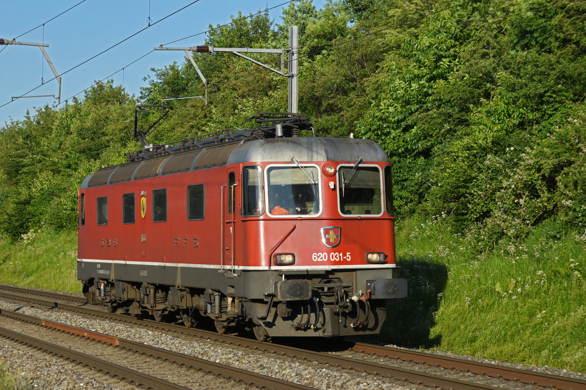Re 620 031-5 fährt solo Richtung Bahnhof Kaiseraugst. Die Aufnahme stammt vom 12.06.2020.