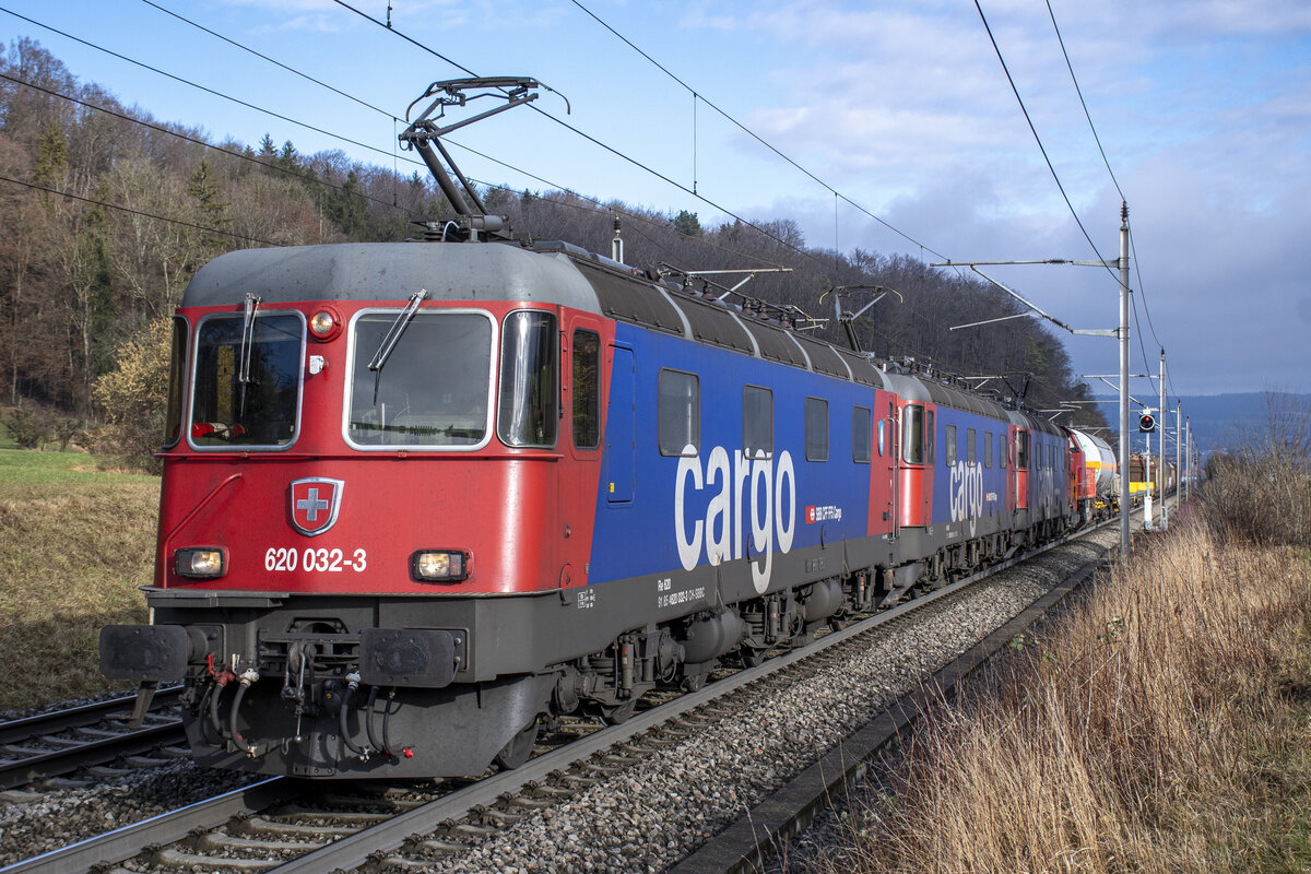 Re 620 032-3 (11632)  Däniken , 11615  Kloten  und 11619  Arbon  sind aus dem Süden kommend nach Basel unterwegs, aufgenommen bei Villnachern AG am 20.01.2022.