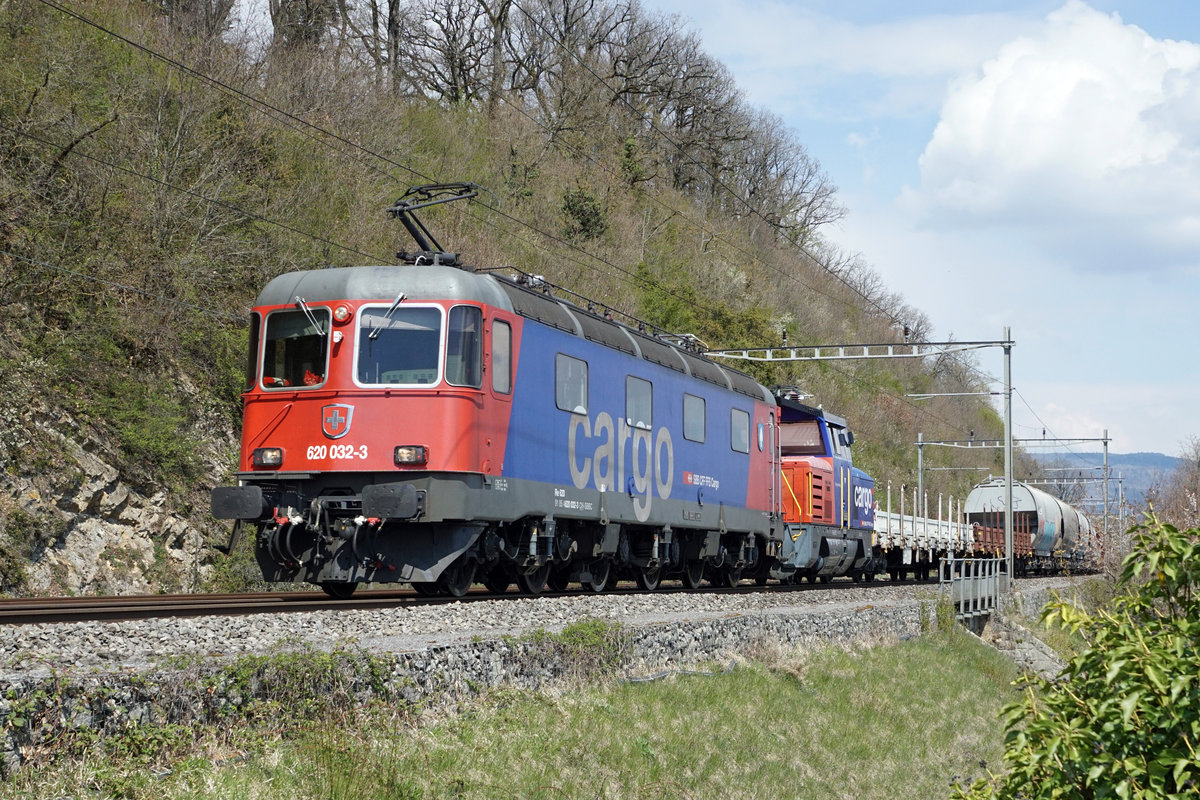Re 620 032-3  Däniken  bei Cornaux am 15. April 2021.
Foto: Walter Ruetsch