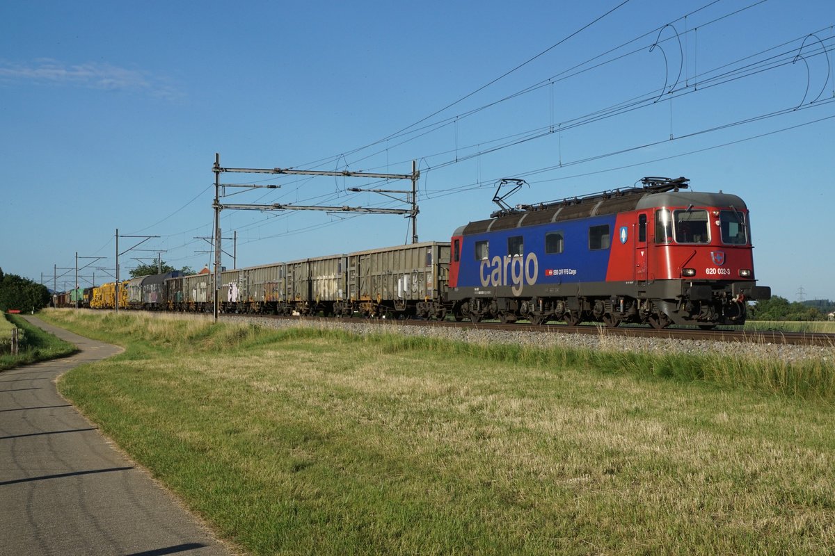 Re 620 032-3  Däniken  mit dem abendlichen Güterzug RBL-Genève bei Niederbipp am 30. Juni 2020. In wenigen Tagen werden Aufnahmen um 19:45h von diesem imposanten Zug in dieser Gegend leider nicht mehr möglich sein.
Foto: Walter Ruetsch
