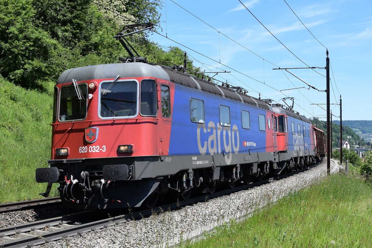Re 620 032-3  Däniken  zieht am 01.06.2019 zusammen mit Re 620 063-8  Eglisau  einen Güterzug bei Umiken AG in Richtung Basel.