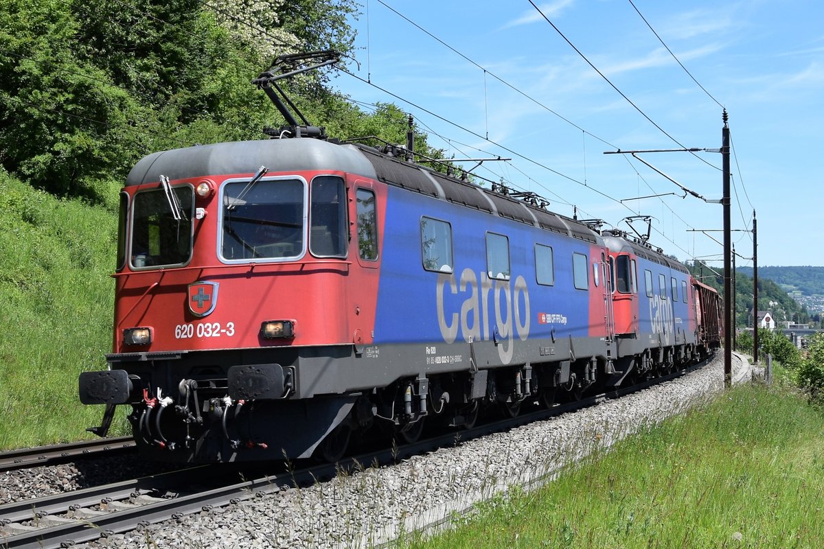 Re 620 032-3  Däniken  zieht am 01.06.2019 zusammen mit Re 620 063-8  Eglisau  einen Güterzug bei Umiken AG in Richtung Basel.