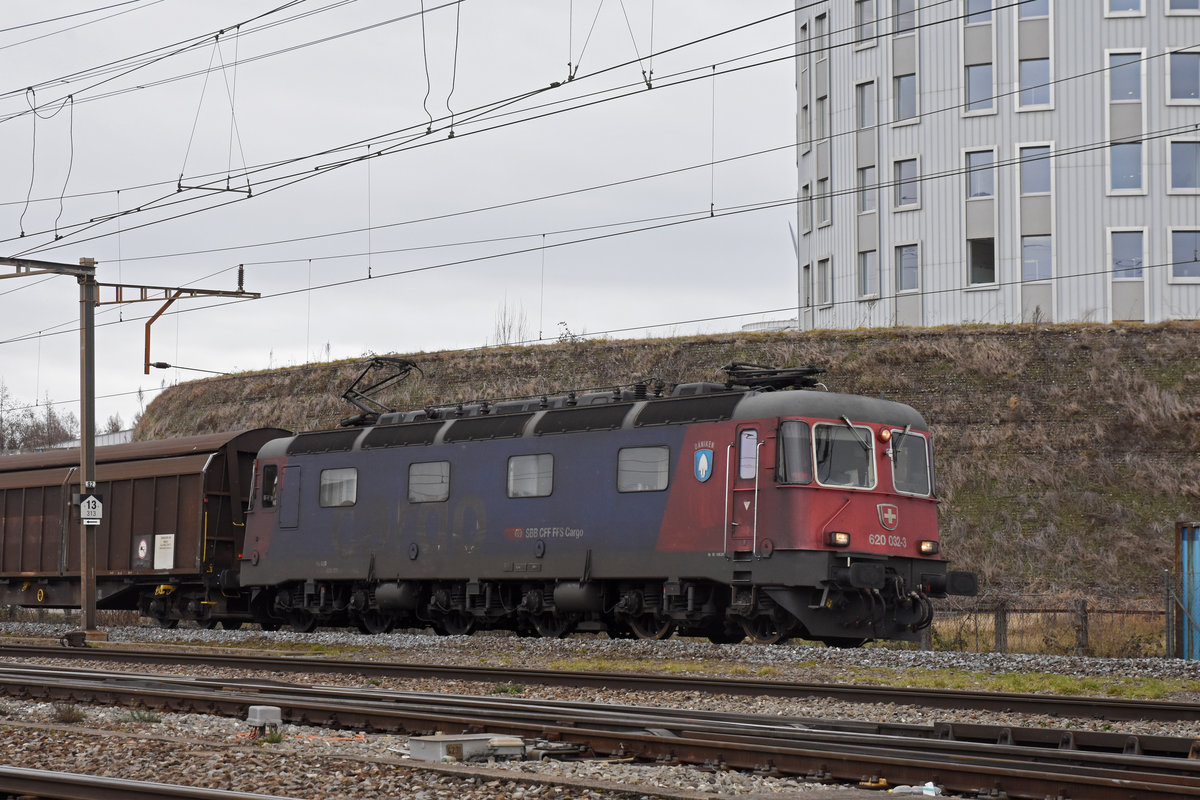 Re 620 032-3 durchfährt den Bahnhof Pratteln. Die Aufnahme stammt vom 28.01.2019.