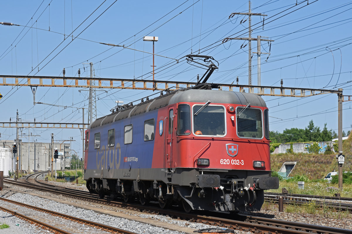 Re 620 032-3 durchfährt den Bahnhof Pratteln. Die Aufnahme stammt vom 01.07.2019.