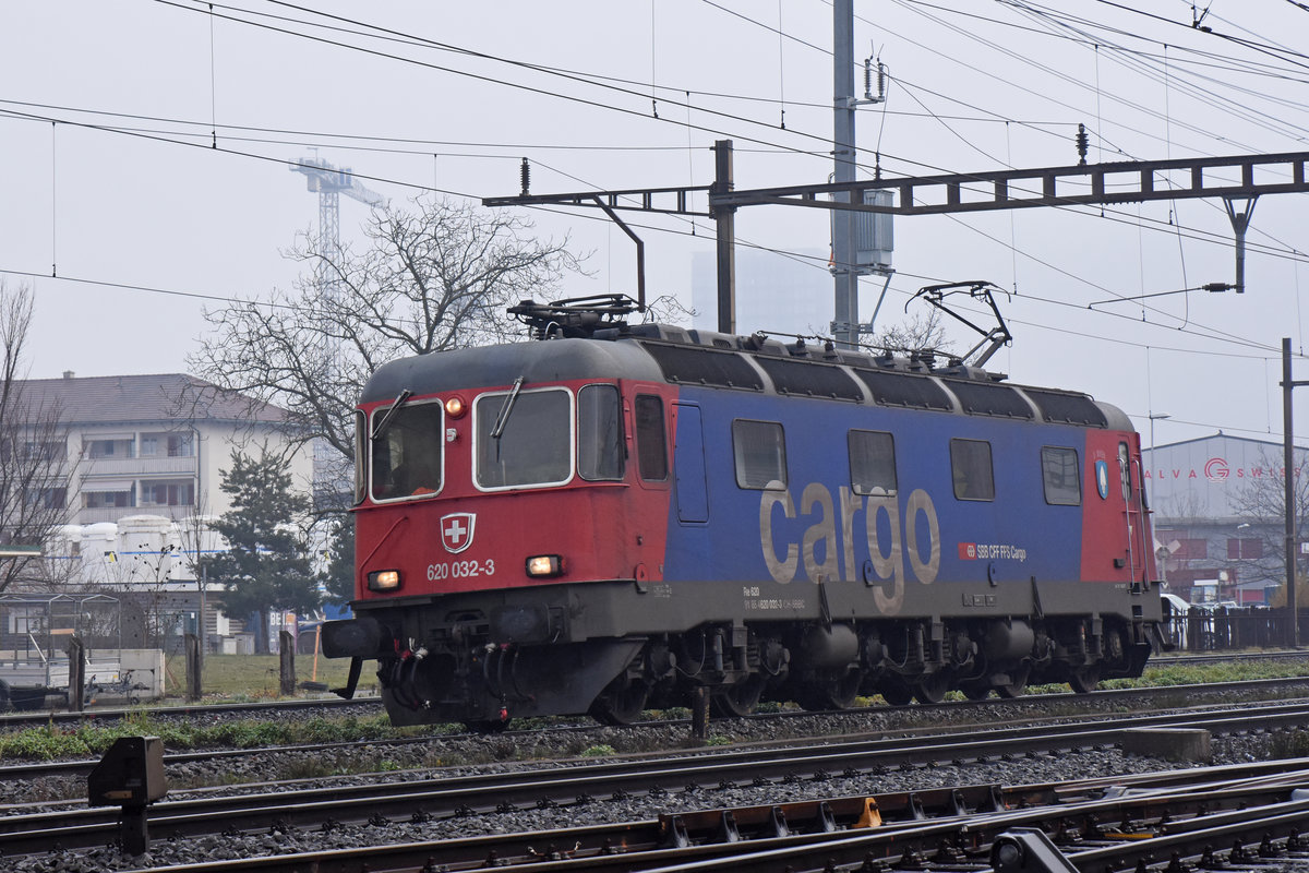 Re 620 032-3 durchfährt den Bahnhof Pratteln. Die Aufnahme stammt vom 07.01.2020.