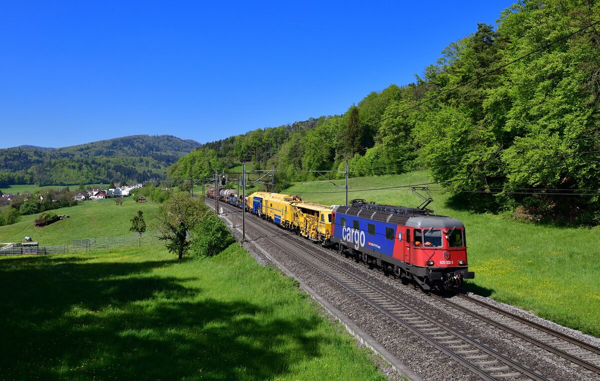 Re 620 032 mit einem Güterzug am 28.04.2022 bei Villnachern.