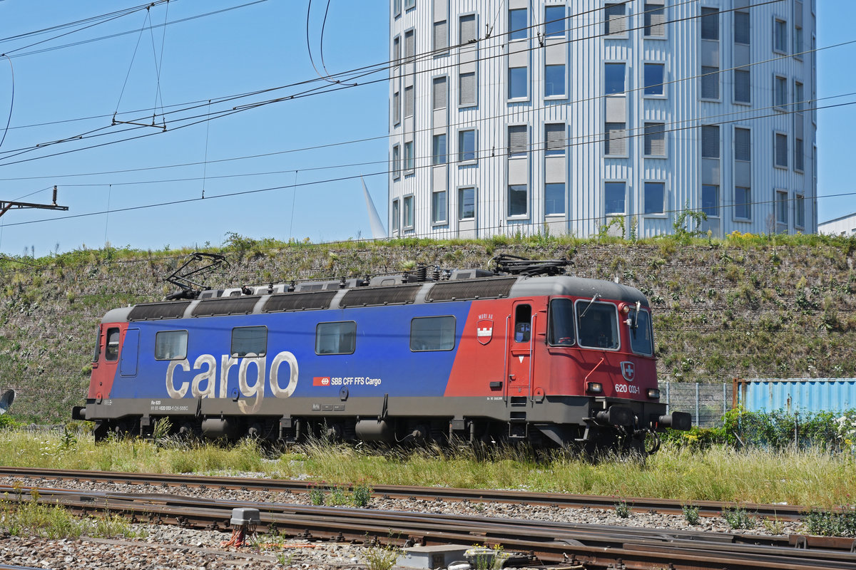 Re 620 033-1 durchfährt den Bahnhof Pratteln. Die Aufnahme stammt vom 25.06.2020.