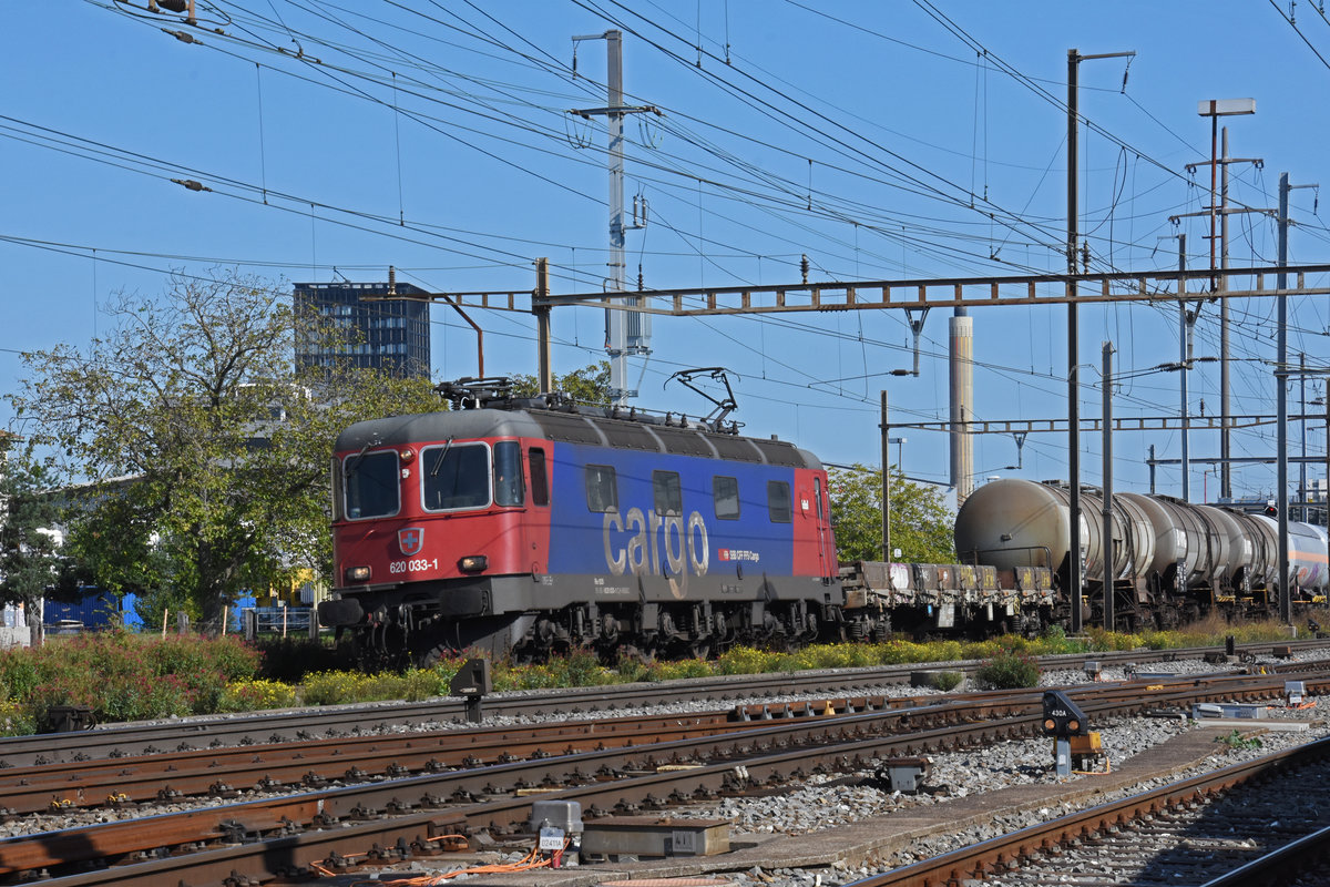 Re 620 033-1 durchfährt den Bahnhof Pratteln. Die Aufnahme stammt vom 30.09.2020.