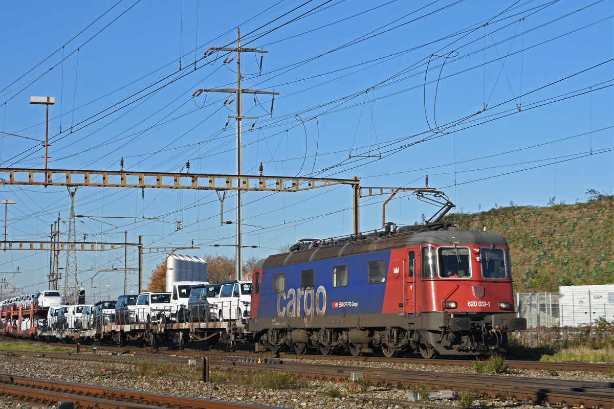 Re 620 033-1 durchfährt den Bahnhof Pratteln. Die Aufnahme stammt vom 18.11.2020.