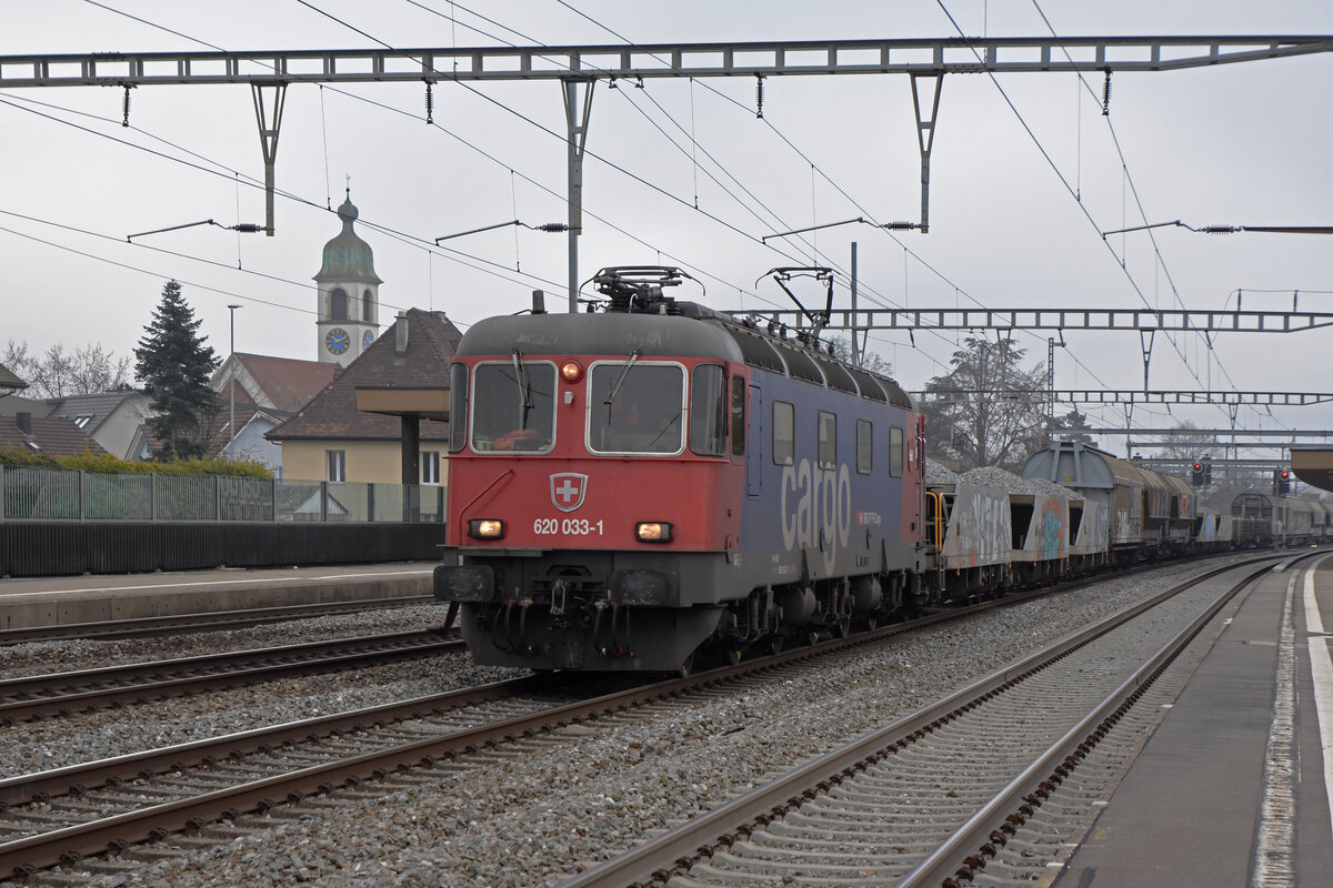 Re 620 033-1 durchfährt den Bahnhof Rupperswil. Die Aufnahme stammt vom 04.02.2022.