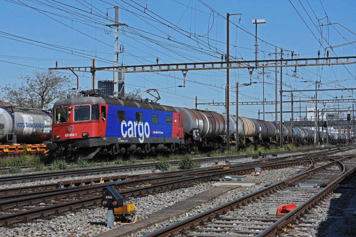 Re 620 033-1 durchfährt den Bahnhof Pratteln. Die Aufnahme stammt vom 27.04.2022.