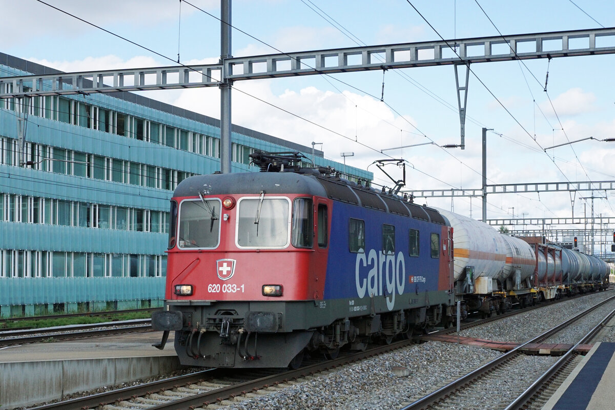 Re 620 033-1  Muri AG  mit dem Öler Basel-Brig anlässlich der Bahnhofsdurchfahrt Gümligen am 23. August 2021.
Foto: Walter Ruetsch