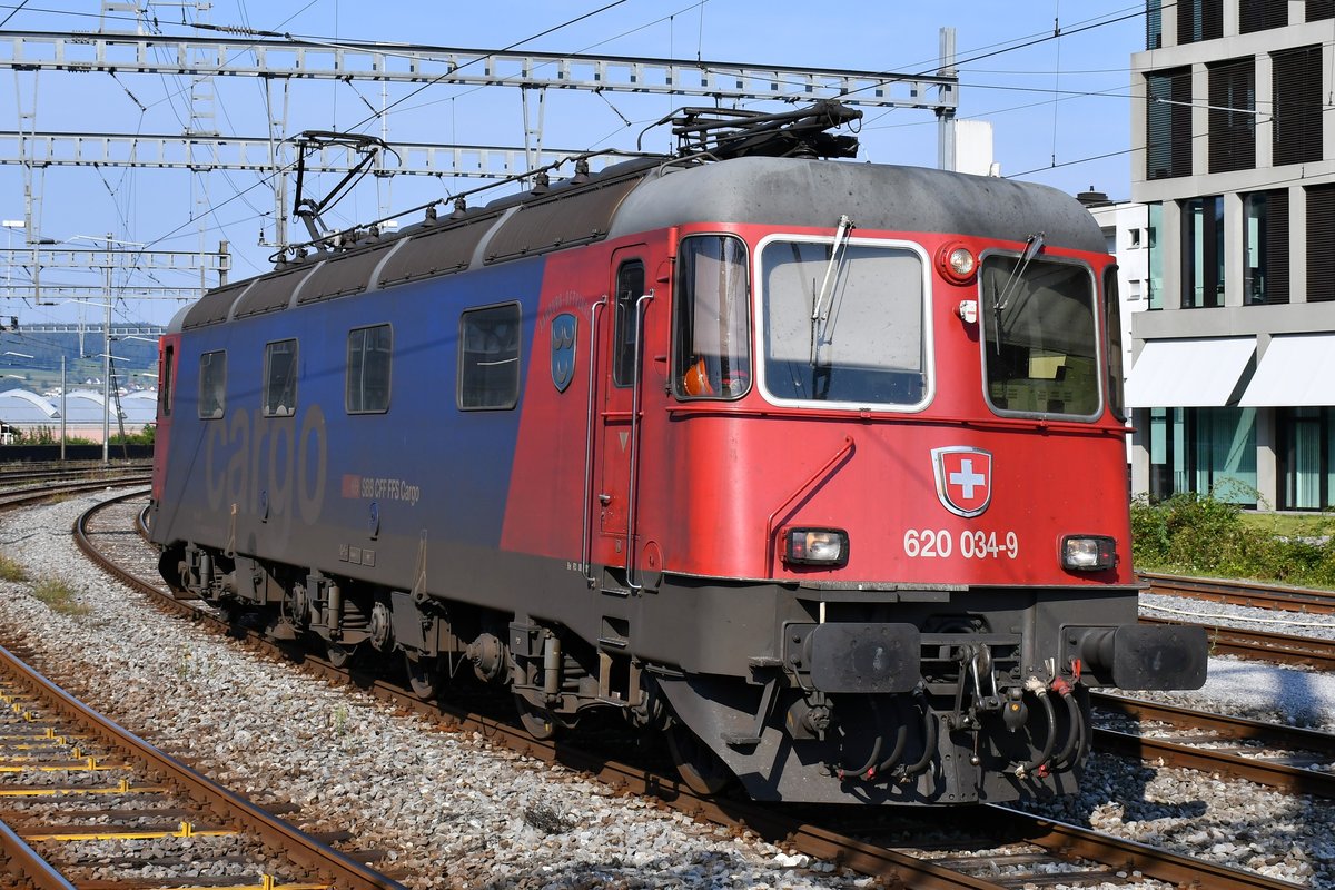 Re 620 034-9  Aarburg-Oftringen  als Lokzug vom RBL kommend mit Ziel Rheinfelden bei der Einfahrt in Brugg AG am Abend des 10.08.2020.