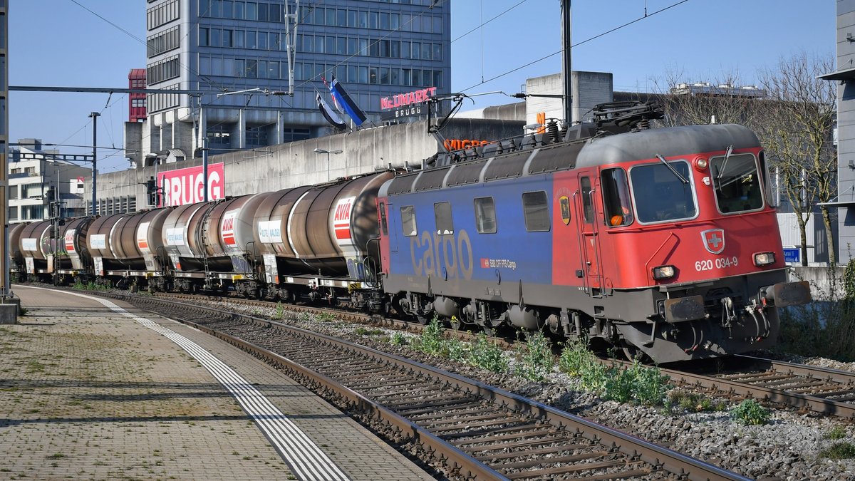 Re 620 034-9  Aarburg-Oftringen  vor einem Kesselzug bei der Durchfahrt in Brugg AG am 19.03.2020.