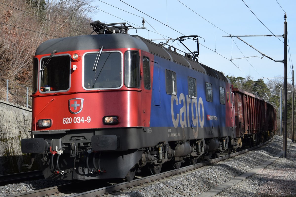 Re 620 034-9  Aarburg-Oftringen  zieht am Nachmittag des 08.02.2019 einen Güterzug bei Schinznach-Dorf in Richtung Basel.