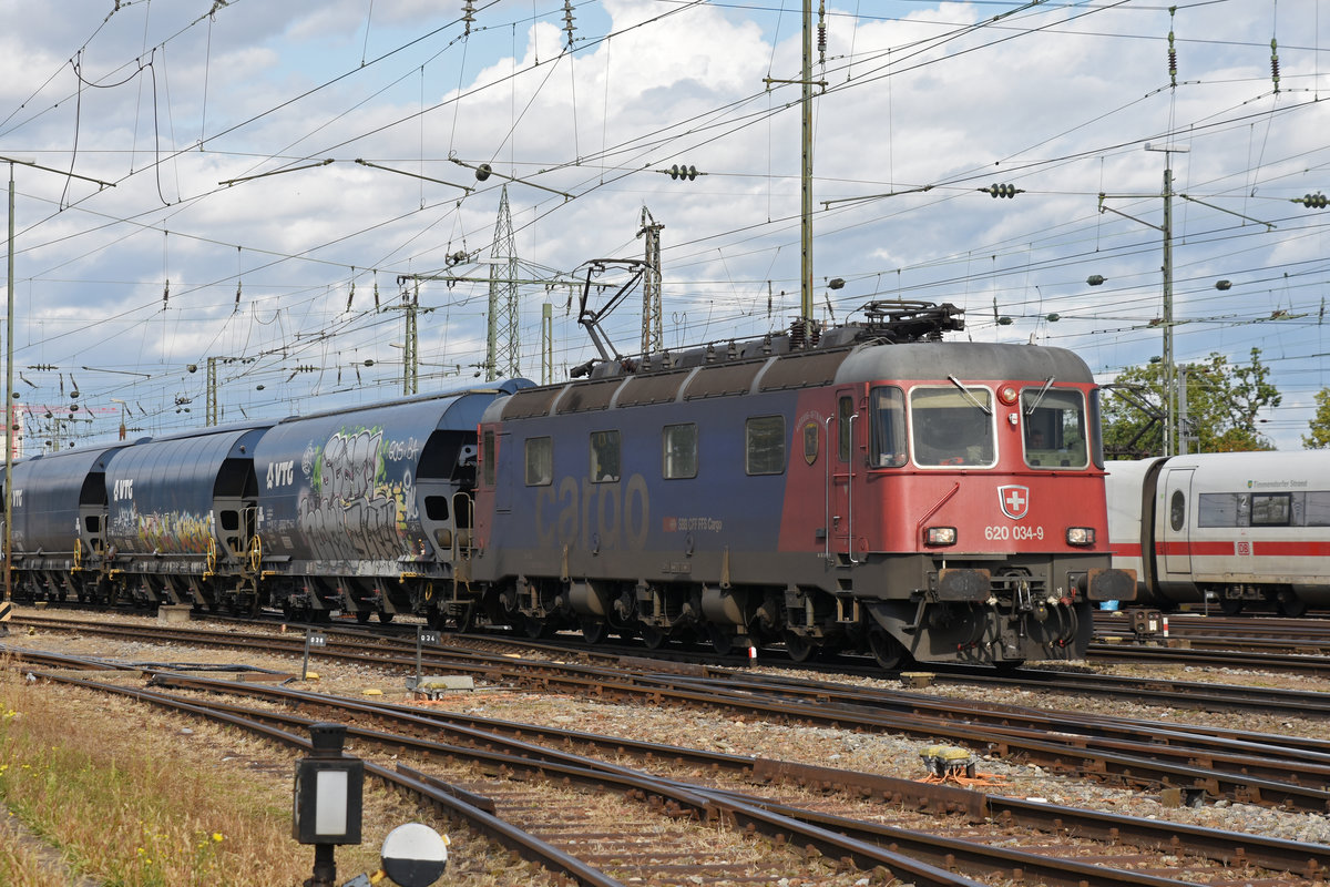 Re 620 034-9 durchfährt den badischen Bahnhof. Die Aufnahme stammt vom 18.10.2019.