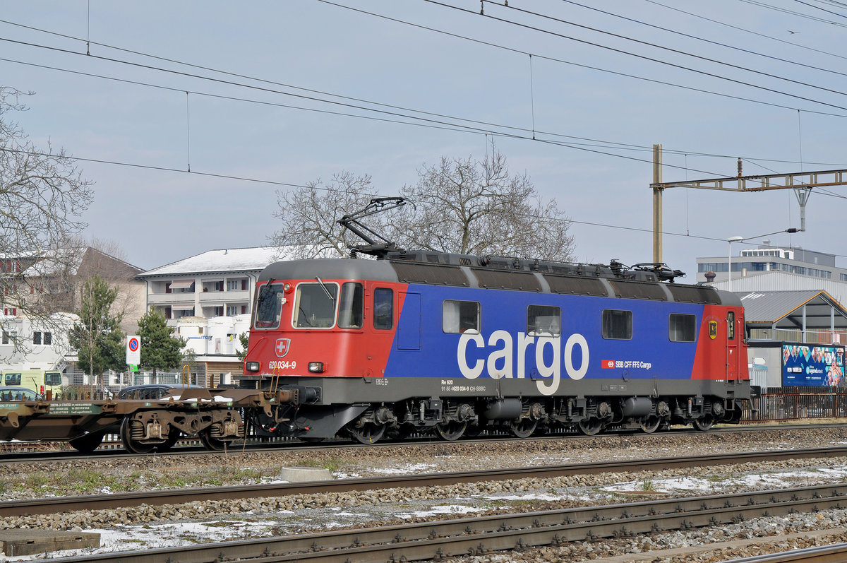 Re 620 034-9 durchfährt den Bahnhof Pratteln. Die Aufnahme stammt vom 01.03.2018.